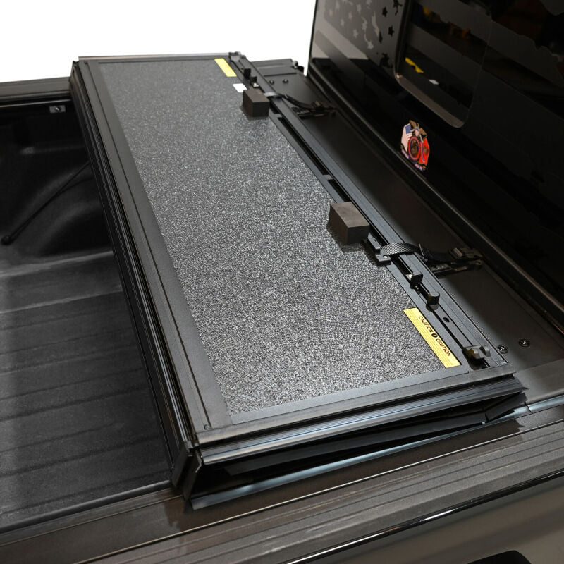 WES Hard Tri-Fold Tonneau Covers - Westin 20-26 Jeep Gladiator JT 4WD 5ft. Bed Hard Tri-Fold Tonneau Cover - Black