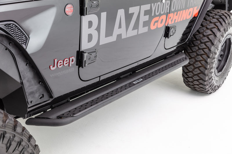 GOR Dom Extreme DSS - Go Rhino 18-20 Jeep Wrangler JLU Dominator Extreme DSS SideSteps Complete Kit w/SideStep + Brkts